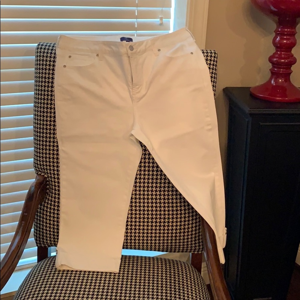 Denim capris with rolled cuff